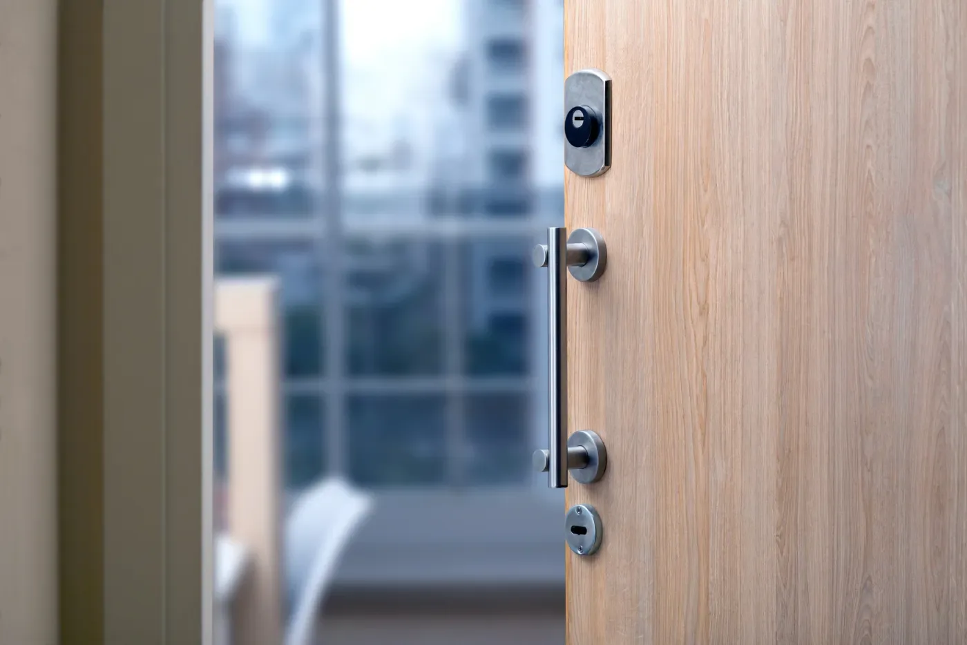 Cylindre et poignée d'une porte d'entrée dans un logement d'Aubergenville