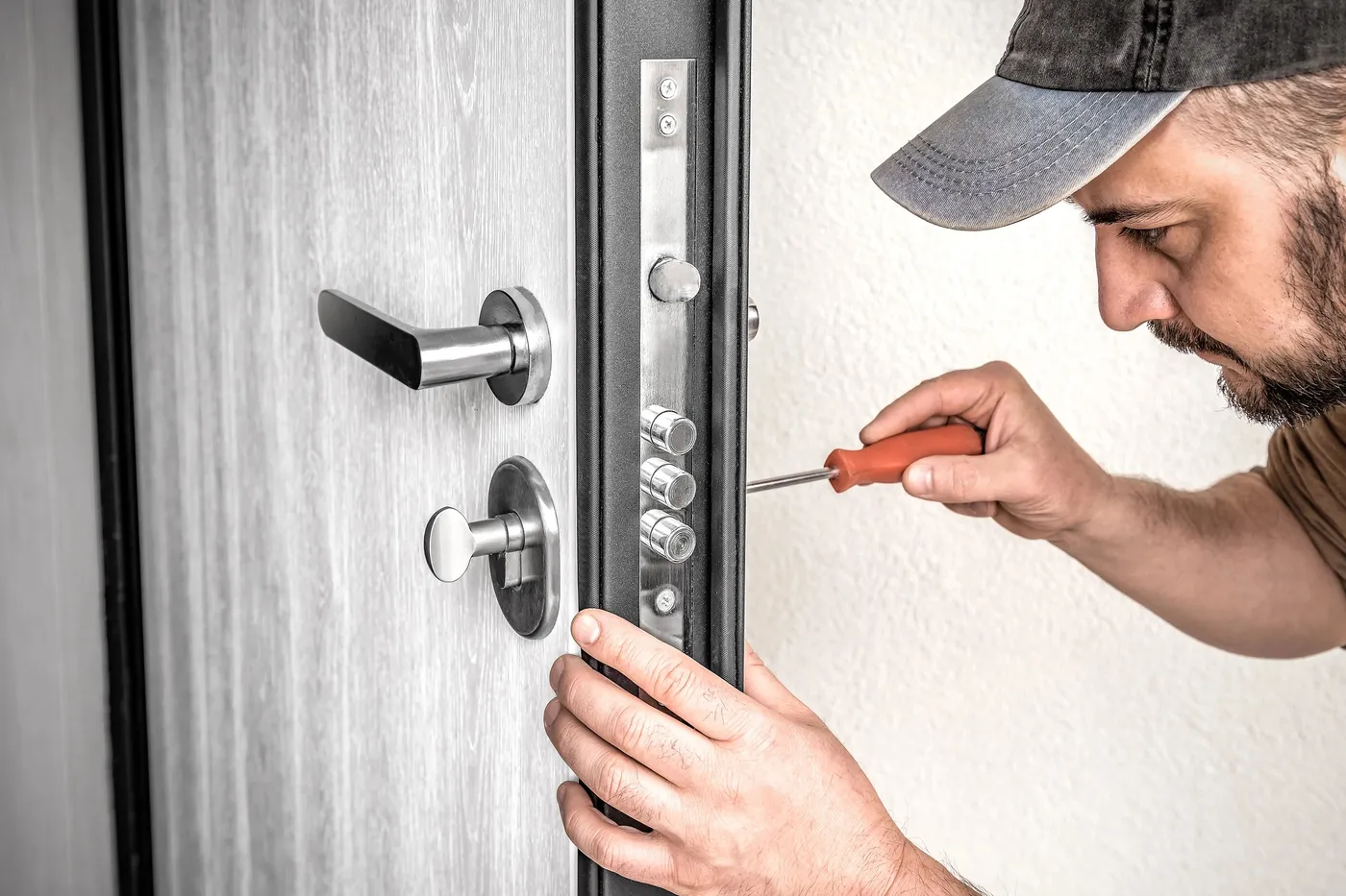 Réglage des points de fermeture d'une porte renforcée à Aubergenville